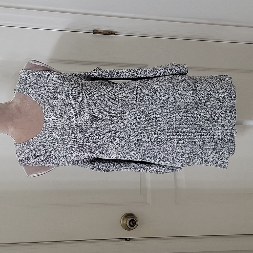 Design Lab Lord and Taylor Size M, Cold Shoulder Marled Black & Gray Sweater